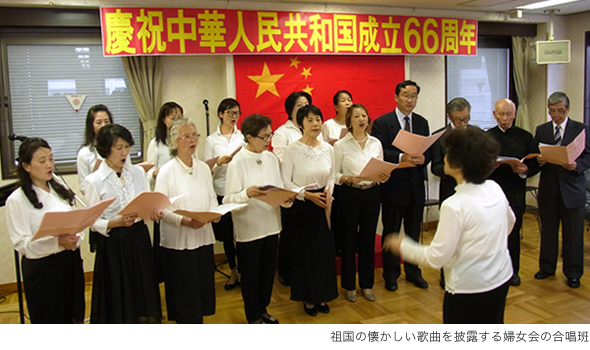 祖国の懐かしい歌曲を披露する婦女会の合唱班